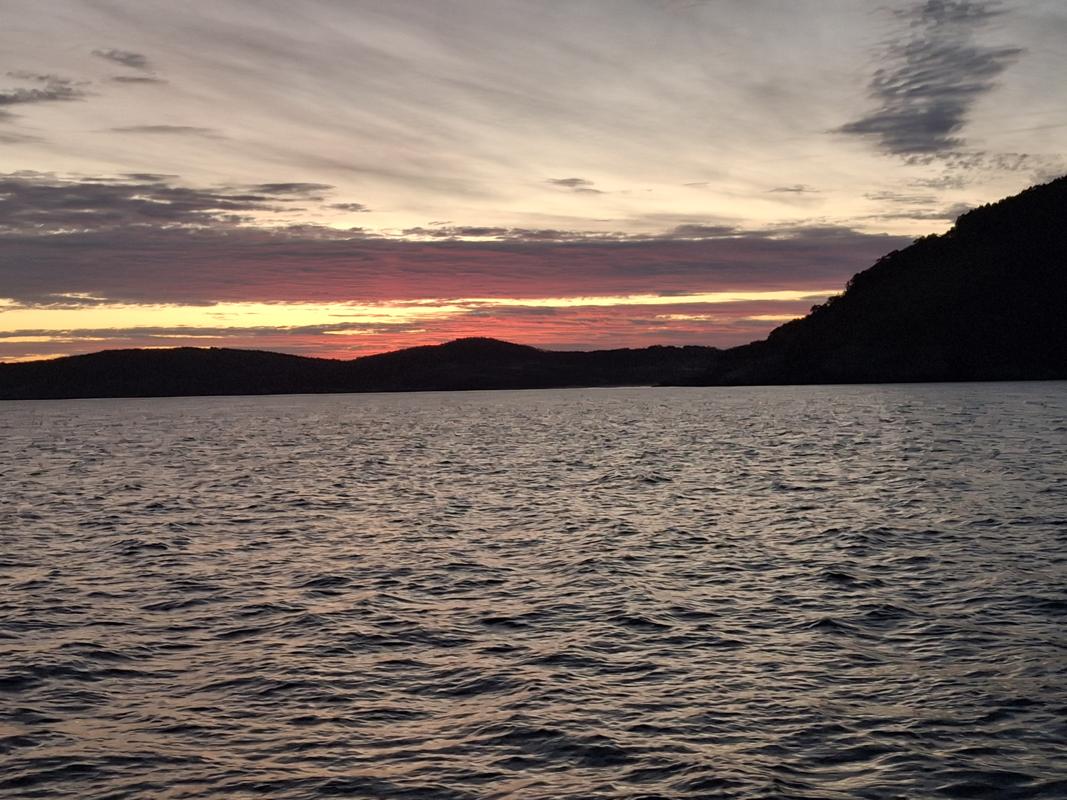Früh am nächsten Morgen ruft die See, weil unser Wetterfenster noch immer offen ist.