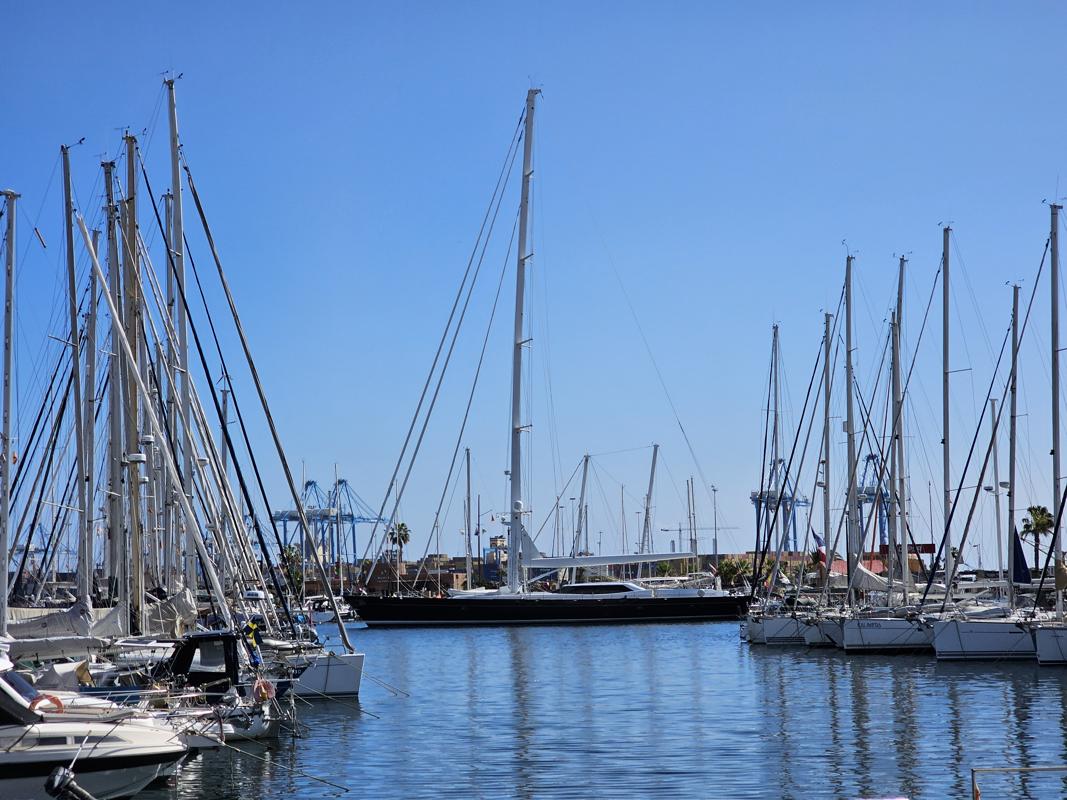 mit 40m Länge über alles das größte Segelschiff in der Marina