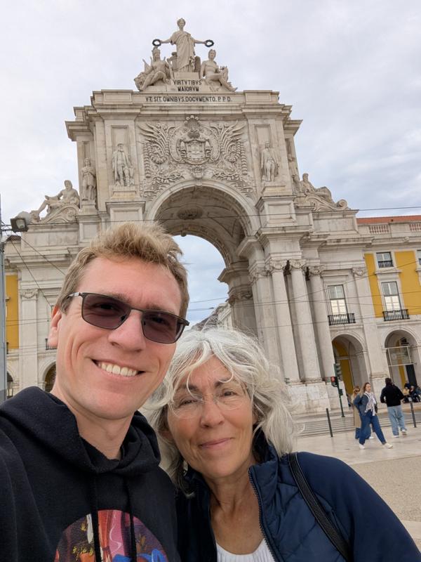 auf dem berühmten Praça do Comércio, im Hintergrund der Triumpfbogen Arco da Rua Augusta