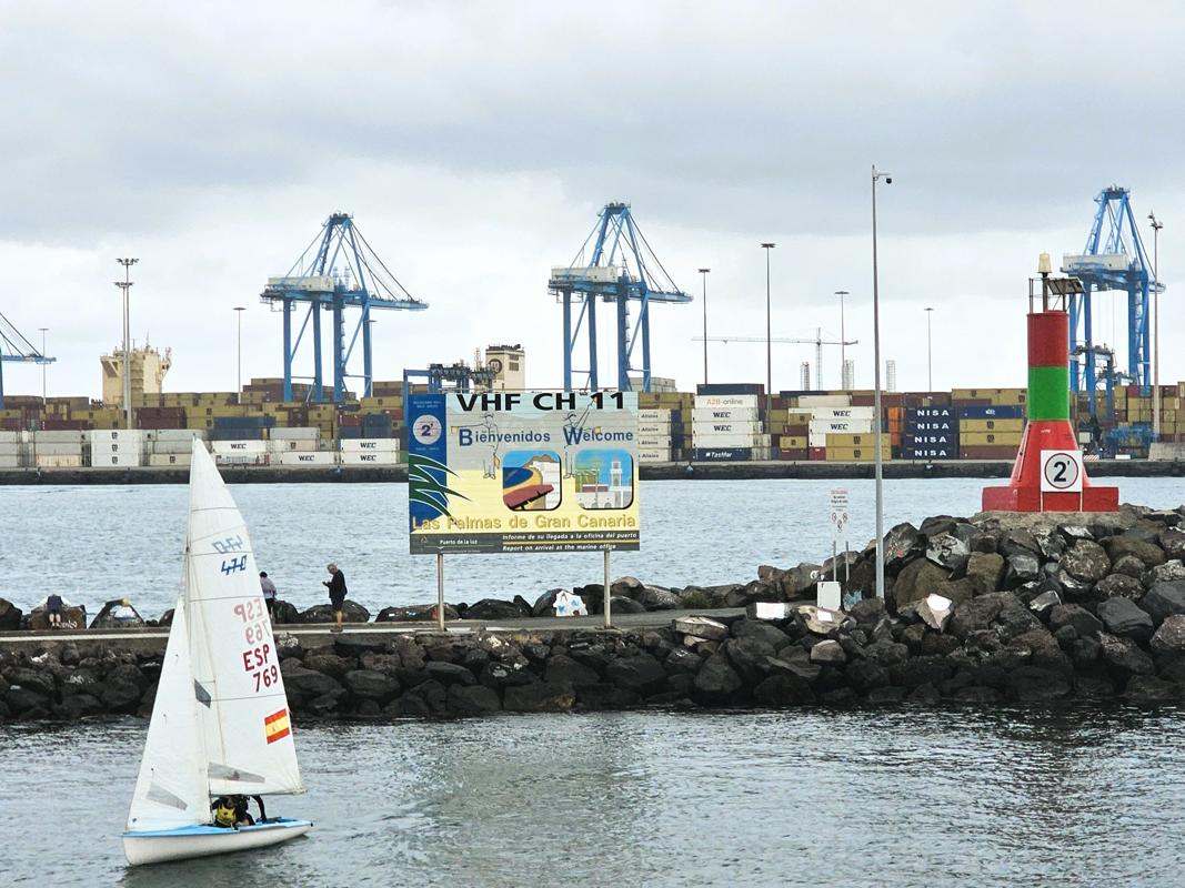 Willkommensschild an der Einfahrt zur Marina
