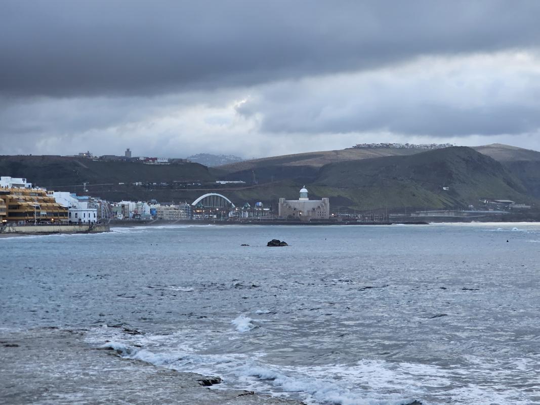Am Strand de Las Canteras an der Westküste - im Hintergrund das Auditorium