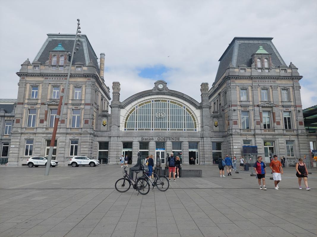 Bahnhof, fußläufig zur Marina