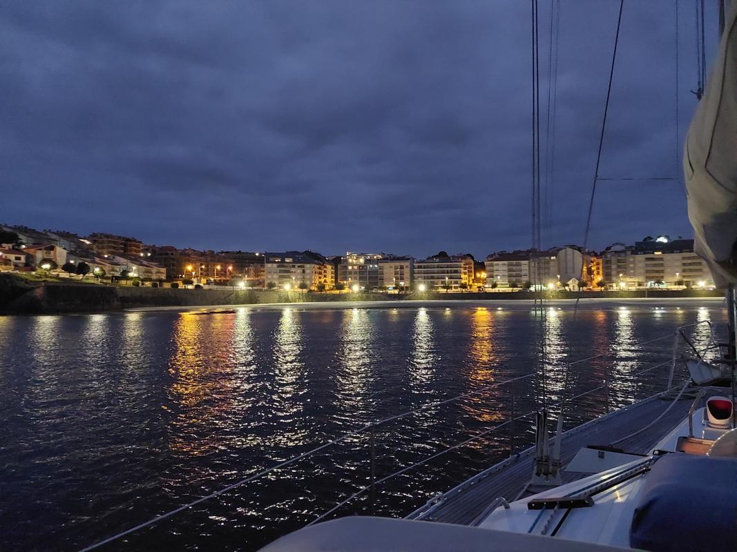 An der Strandpromenade von Sanxenxo finden wir einen ruhigen Ankerplatz.