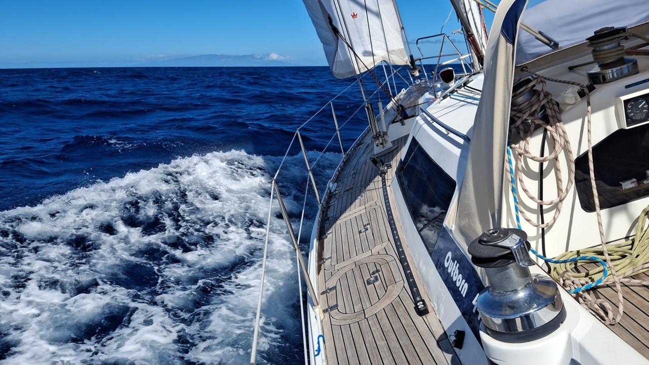 El Hierro liegt voraus und die Yacht bahnt sich mit harmonischen Bewegungen ihren Kurs durch den Atlantik.