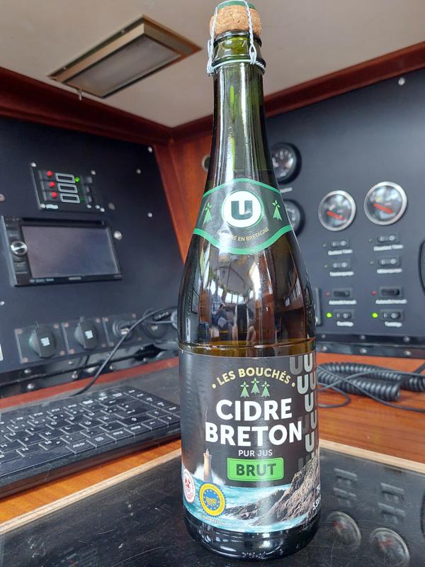 Im Ort finden wir diese Flasche. Mit dem Cidre feiern wir unsere Durchfahrt bei der Insel Île d'Ouessant, das Etiket zeigt Leuchtturm, Grundsee und Felsen.