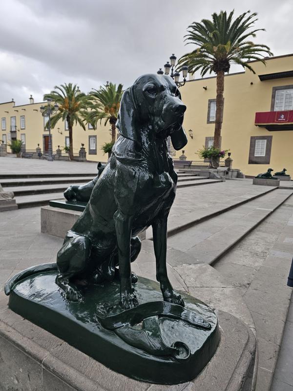 8 Hunde aus Bronze bewachen die Kathedrale. 
