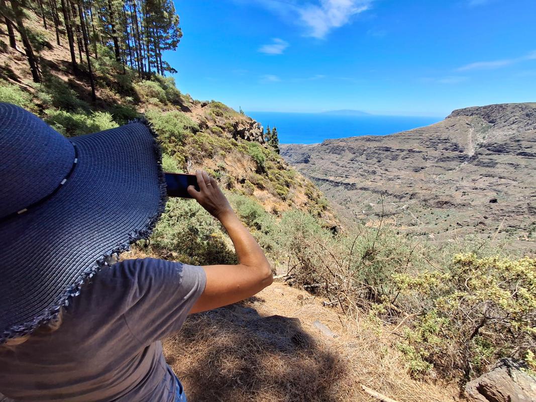 La Fortaleza neben El Hierro und hinter einer Staunenden