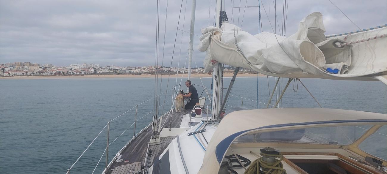 Ankerlichten in der Bucht von Lagos am Morgen