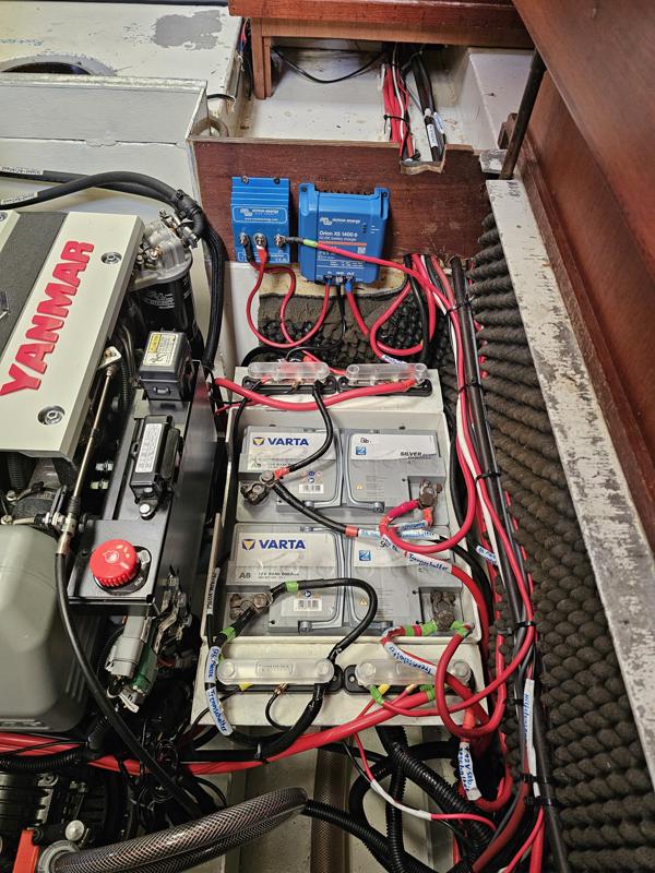 Die Lichtmaschinen der neuen Motoren haben sich ein neues Ladegerät gewünscht, um sowohl die Starterbatterien als auch die Servicebatterien für das 24V Bordnetz laden zu können.