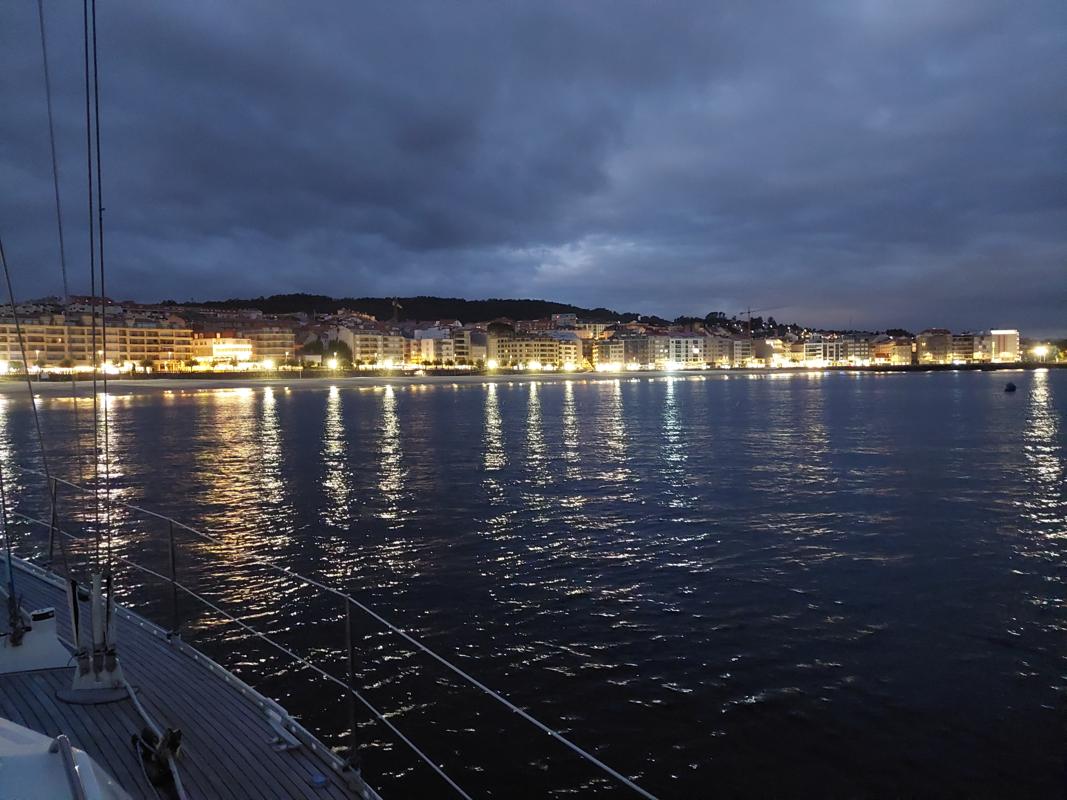 Im Gegensatz zu unserer letzten Bucht ist hier die Stadt hell erleuchtet, auch auf der anderen Seite der Bucht scheint noch das pralle Leben zu pulsieren.