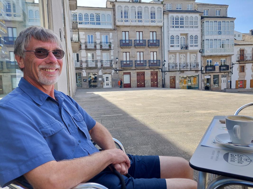 Vom Massentourismus vergessen sitzen wir nur mit Einheimischen auf dem Marktplatz und genießen einen Snack und einen Kaffee. Wir spüren in jeder Falte unserer Seele, dass wir im Süden ankommen.
