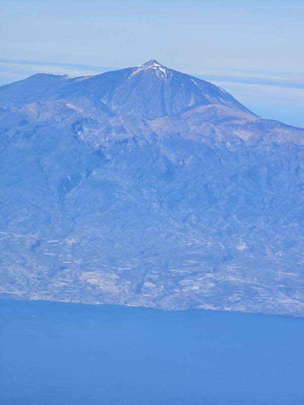 Der Teide hat in der Zwischenzeit seine Schneehaube verloren. Vielleicht fahren wir noch einmal rauf ...