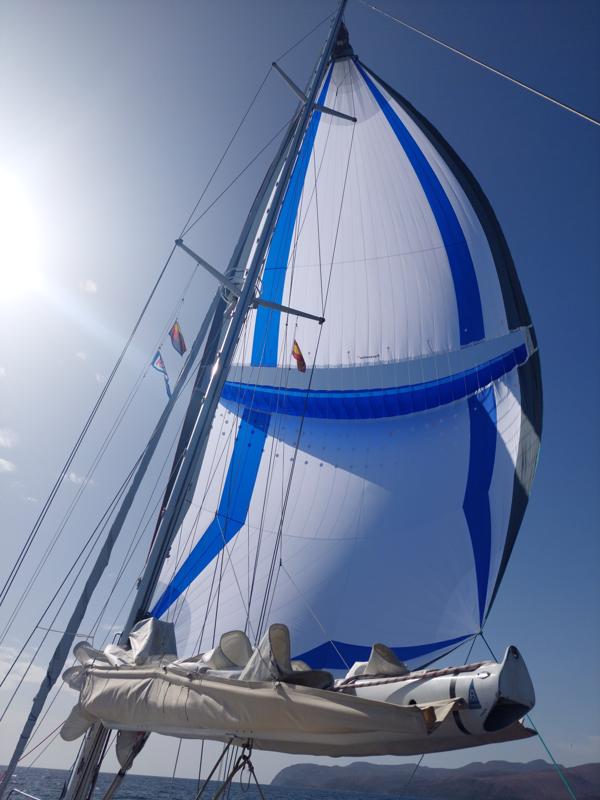 Der Parasailor zieht uns bei wenig Wind durchs Wasser.
