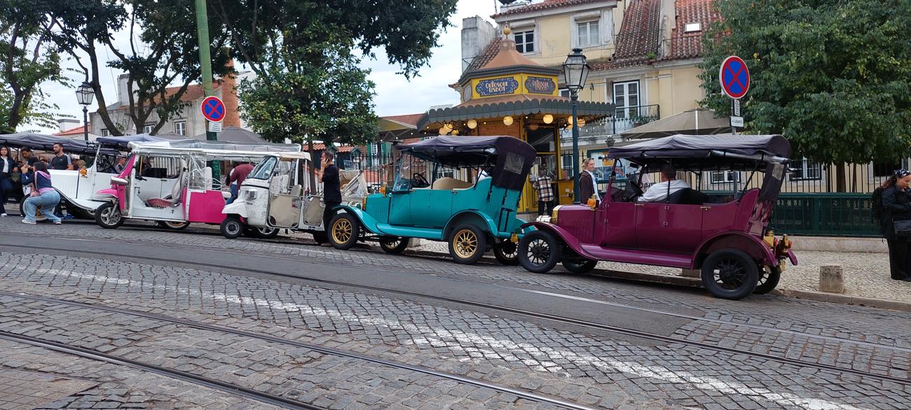 Tuk Tuk Oldtimer warten auf Fahrgäste für eine Stadtführung vor der Kathedrale in der Altstadt