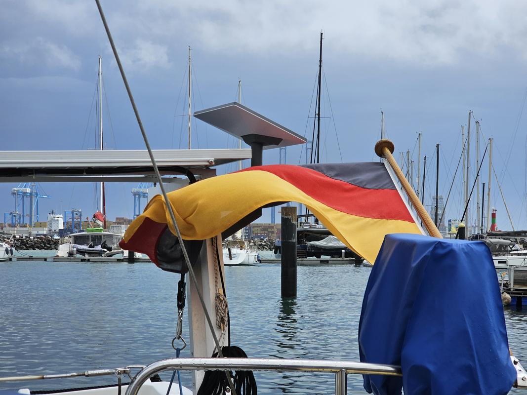 Passendes Wetter, um den schönen Decksalon an Bord zu genießen.