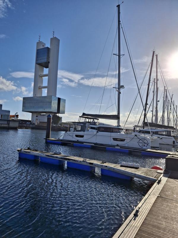 Das Büro des Hafenmeisters (des gesamten Hafens) orientiert sich auch an der maritimen Oberklasse.