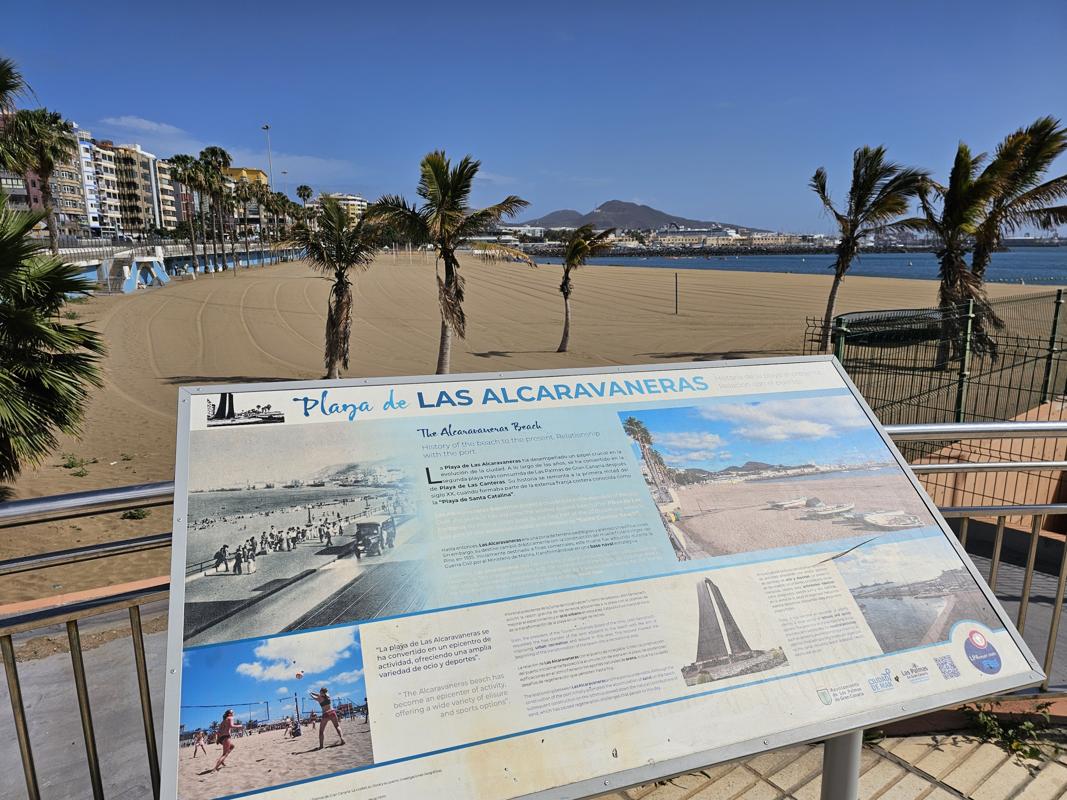 An die Marina grenzt der Sport- und Stadtstrand von Las Palmas.