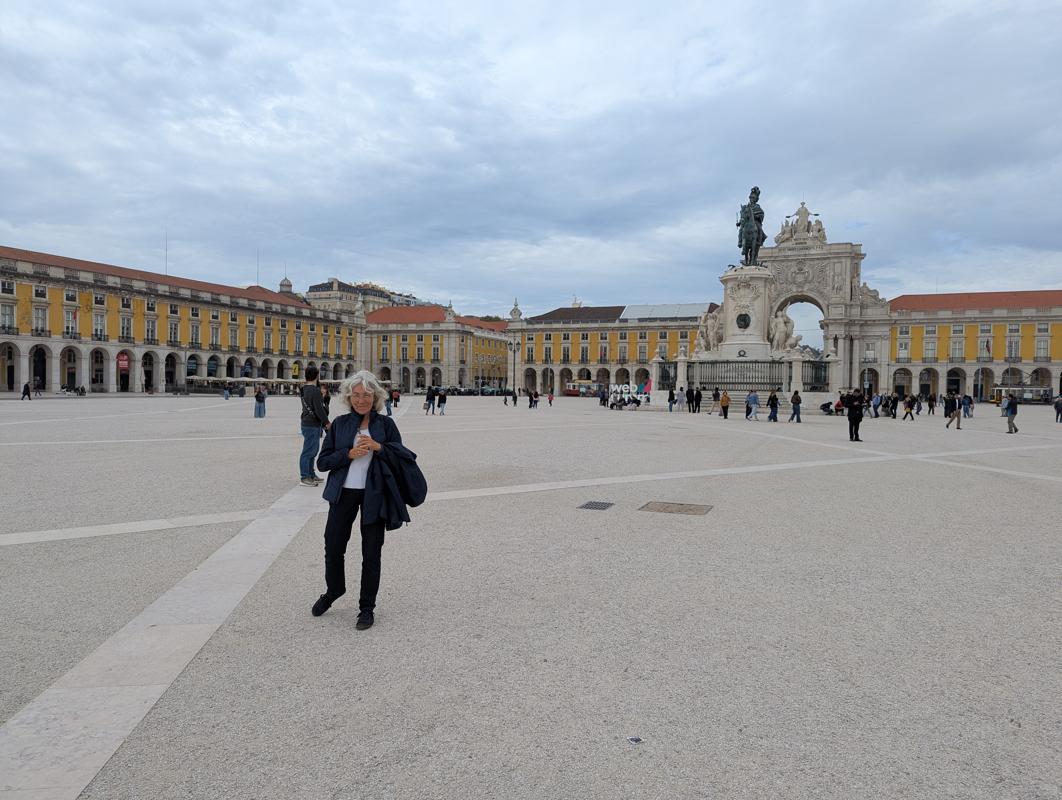 Kleine Frau auf großem Schlossplatz
