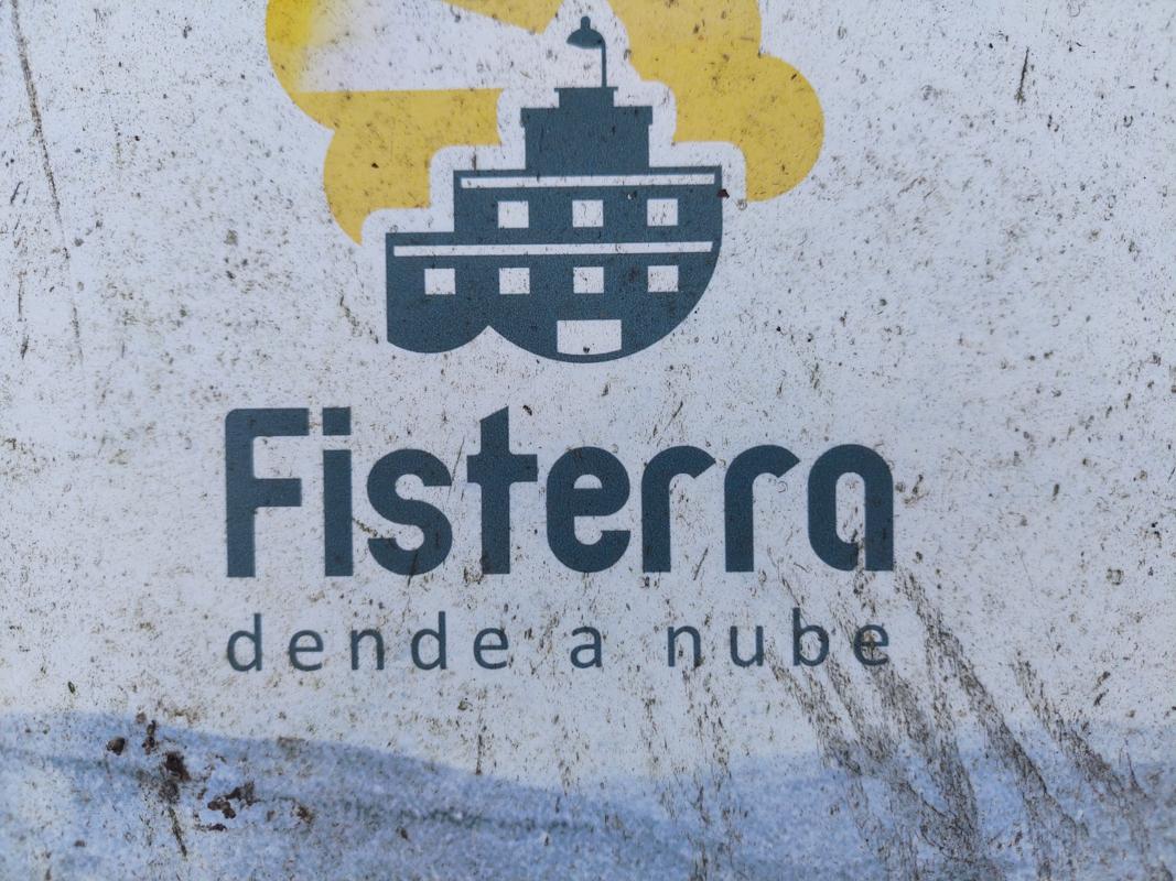 Fisterra ist unser Liegehafen während der Reparatur, das Logo heißt Fisterra aus der Wolke. Wir erleben auch Tage, die dieses Logo bestätigen. 