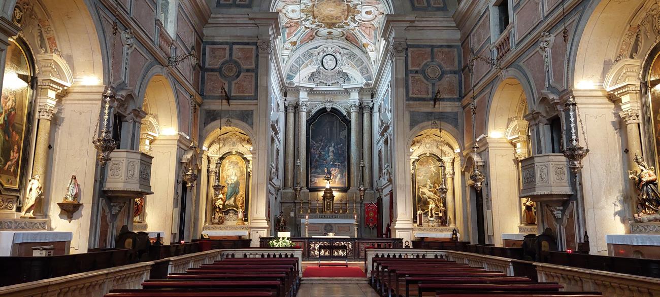 Blick in eine der vielen Kirchen in Lissabon