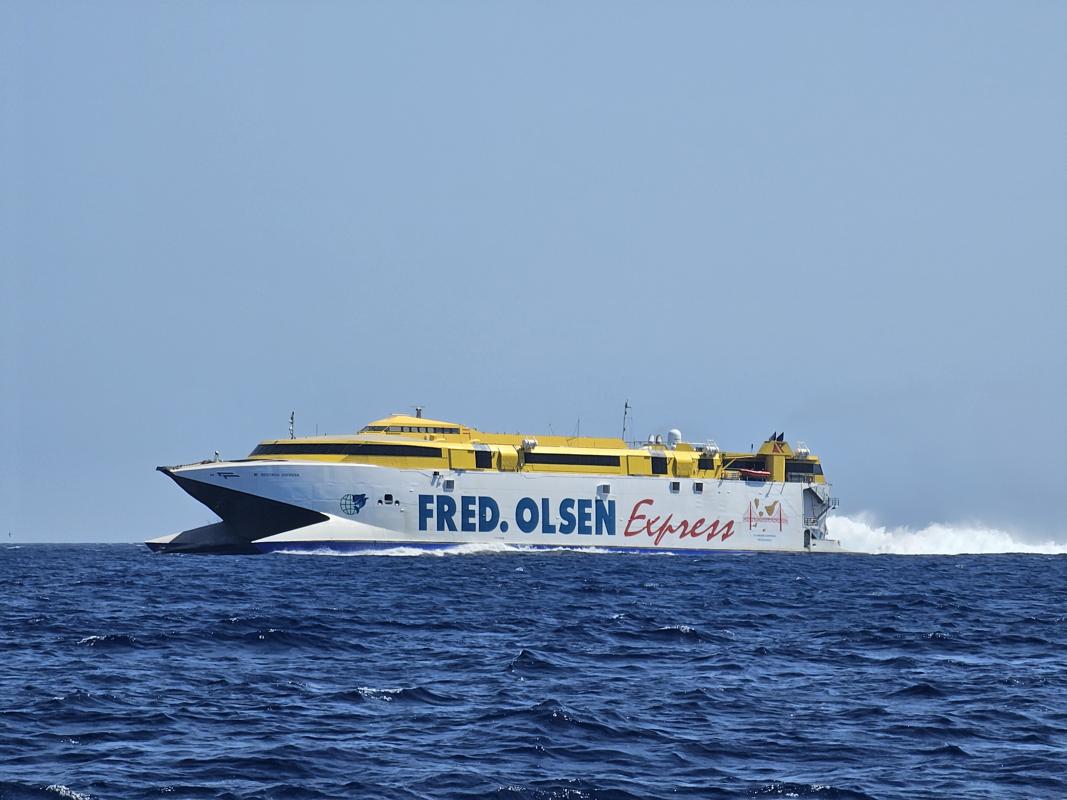 Auch die Schnellfähre ist auf dem Weg nach Teneriffa.